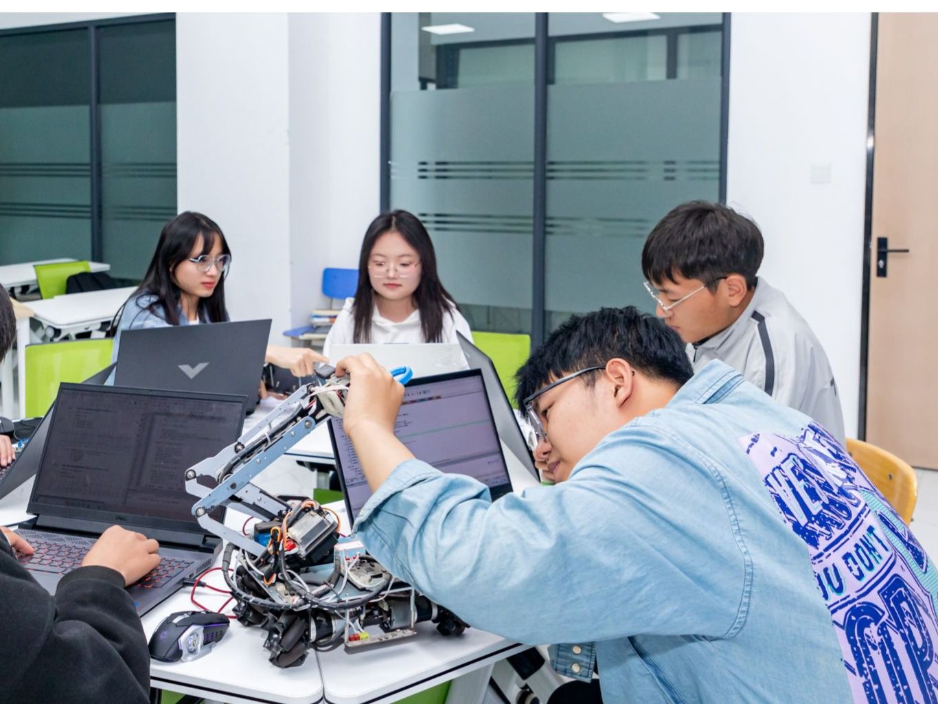 beat365英国官方网站学子荣获20项殊荣，位列省内同类院校第一