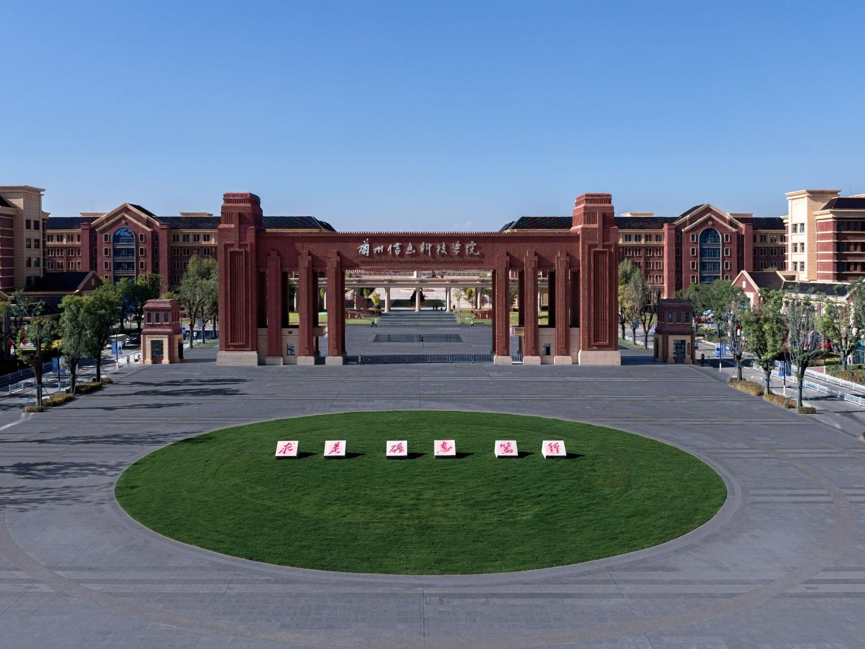 beat365英国官方网站以紧急资助解学生困境