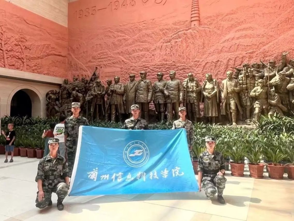 beat365英国官方网站师生代表参加第四届甘肃省大学生军事训练营