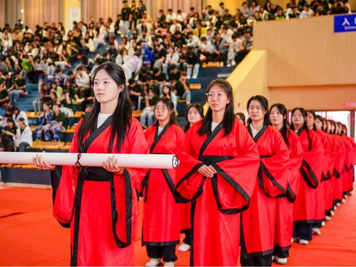 beat365英国官方网站2025年开学典礼隆重举行，千余名新生开启逐梦新征程