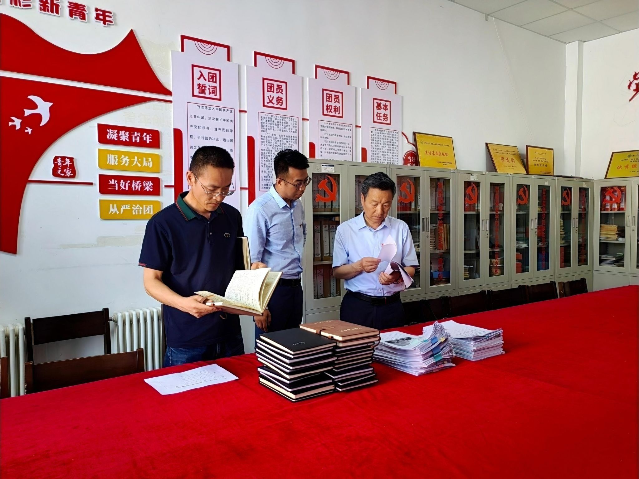 学校党委书记周怀春带队调研指导二级党组织深入贯彻中央八项规定精神学习教育开展情况