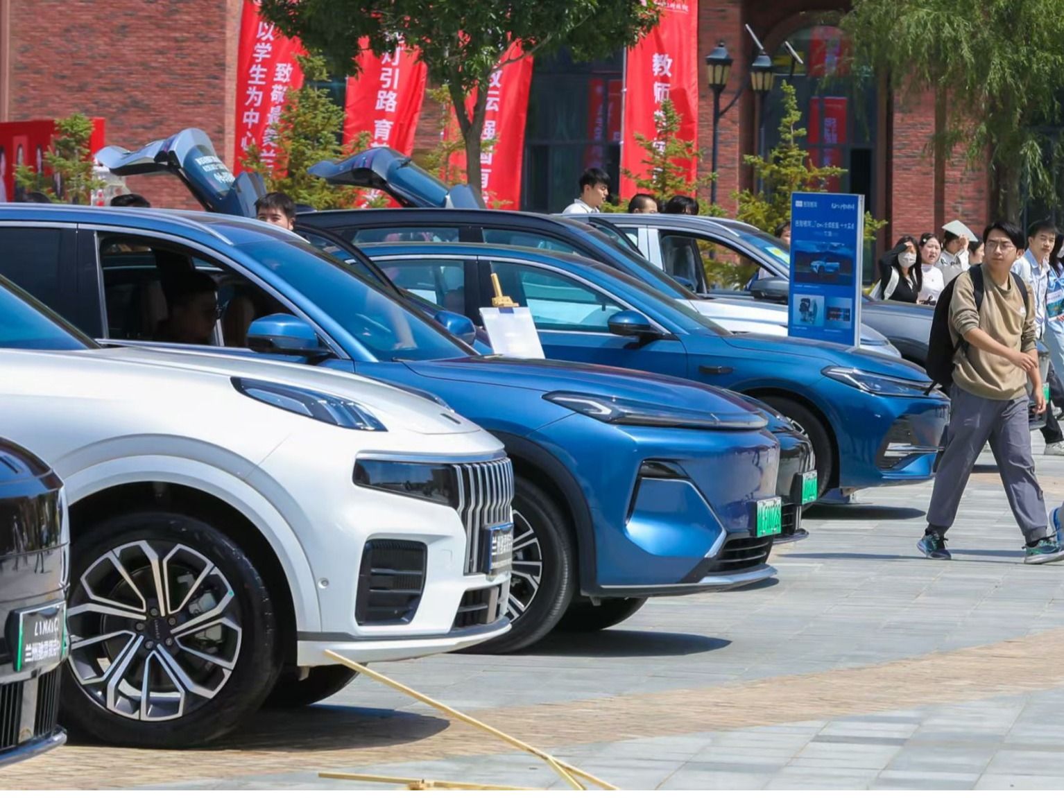 吉利走进beat365英国官方网站，开启“招聘+车展”创新模式