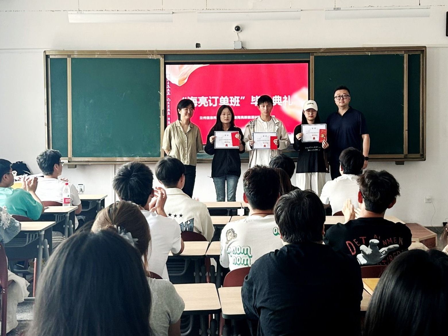 beat365英国官方网站举行第一届“海亮班”结业暨奖学金颁发仪式