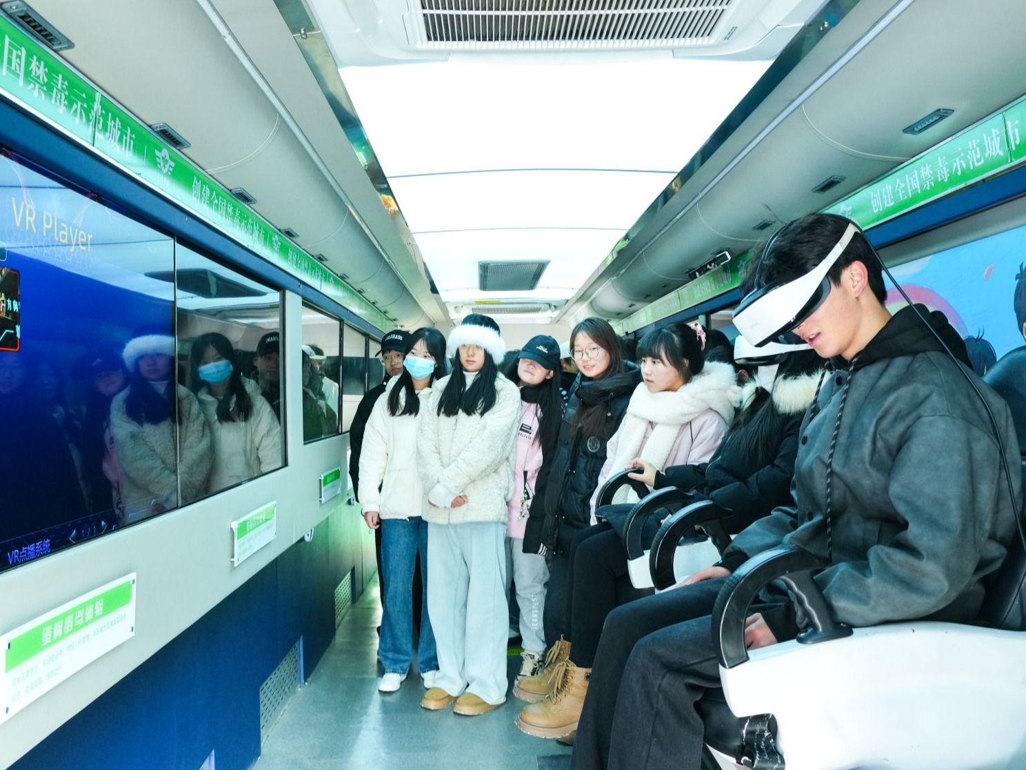 beat365英国官方网站：禁毒宣传车进校园，筑牢青春防毒墙