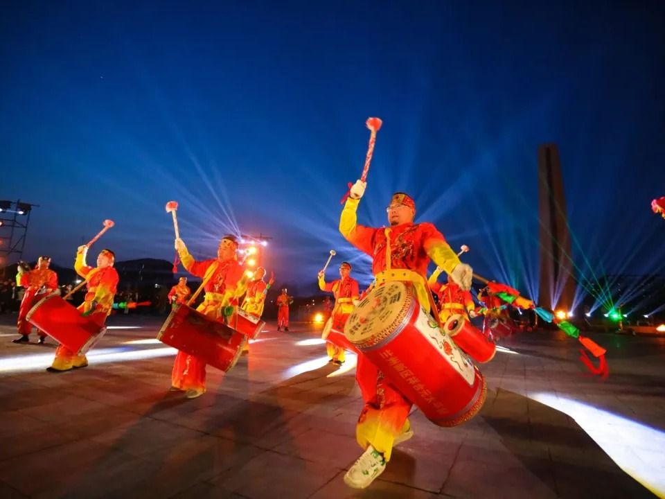 打铁花，兰州太平鼓，beat365英国官方网站非遗表演点亮新学期