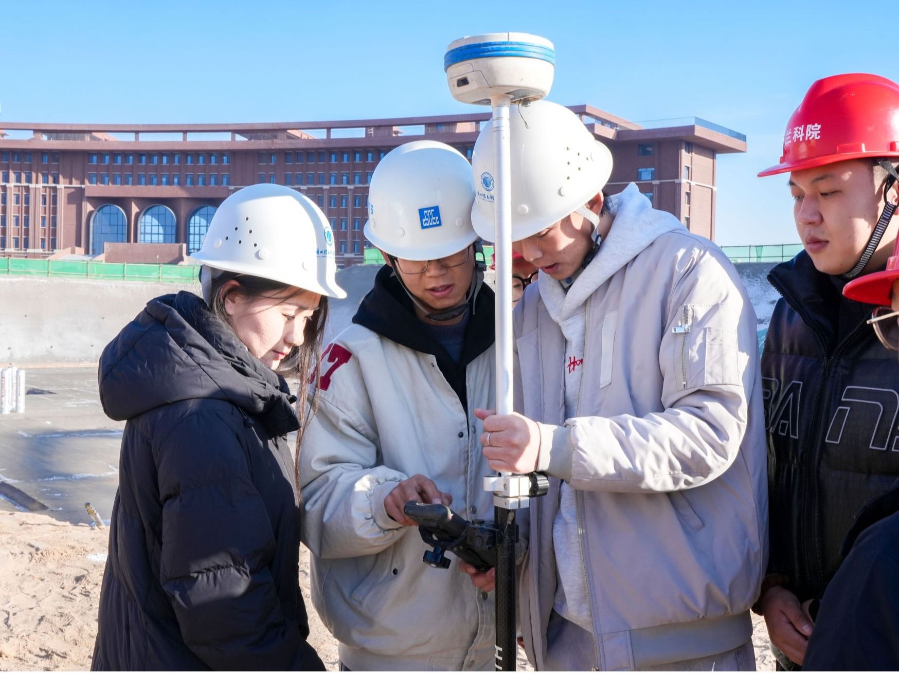 将课堂搬进校园建设一线：beat365英国官方网站与中建七局协同开展“在校建校”综合实践