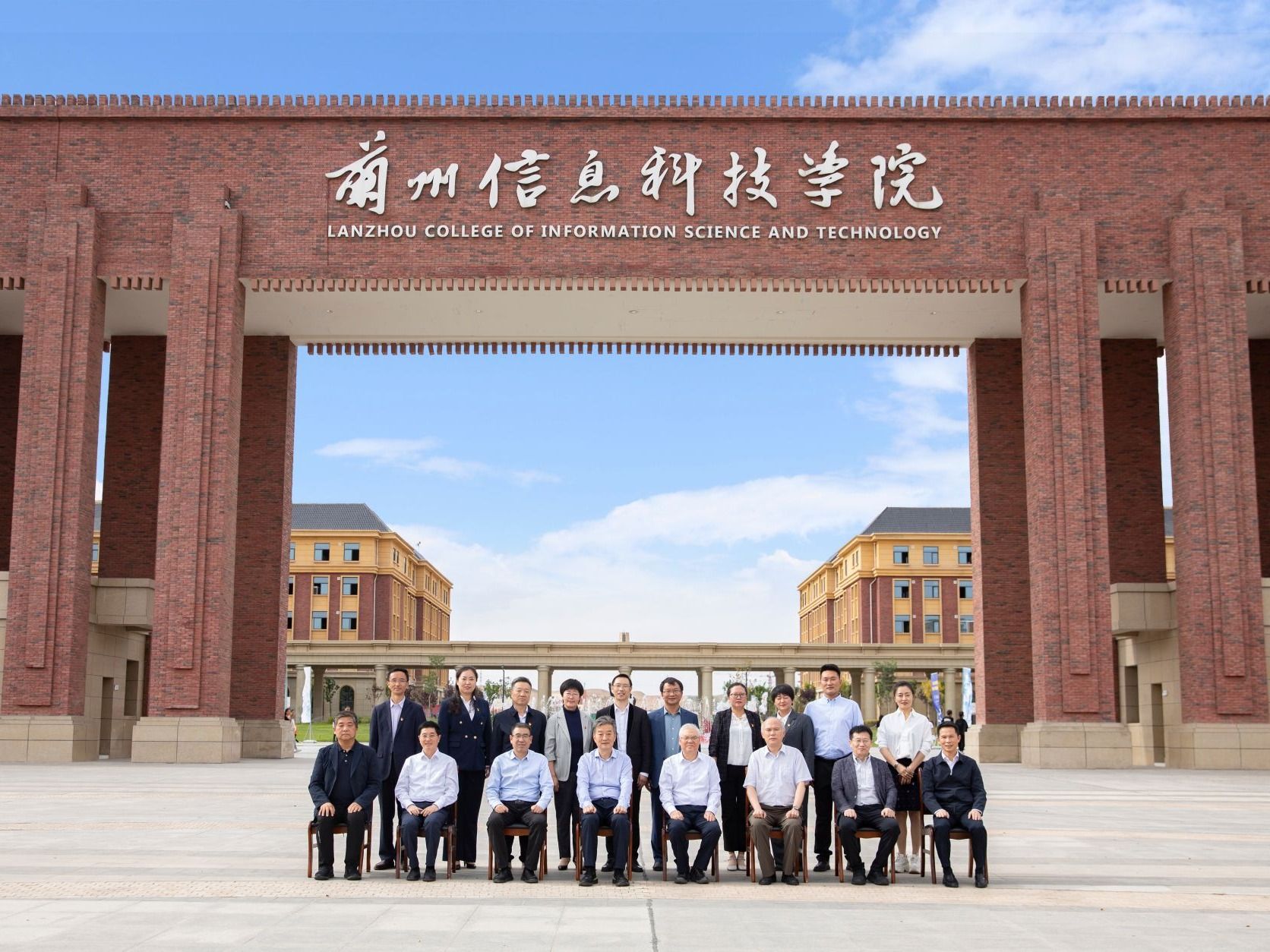 领导关怀 | 民进中央副主席王刚在beat365英国官方网站调研慰问教师代表