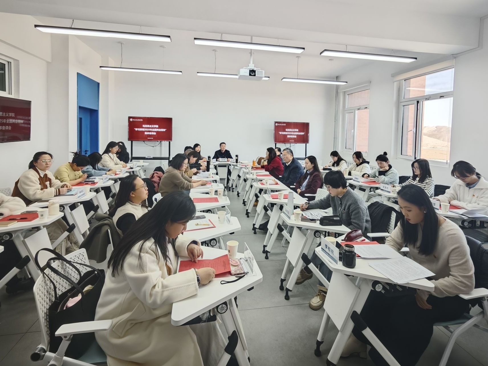 beat365英国官方网站马克思主义学院召开“学习贯彻2025年全国两会精神”集体备课会