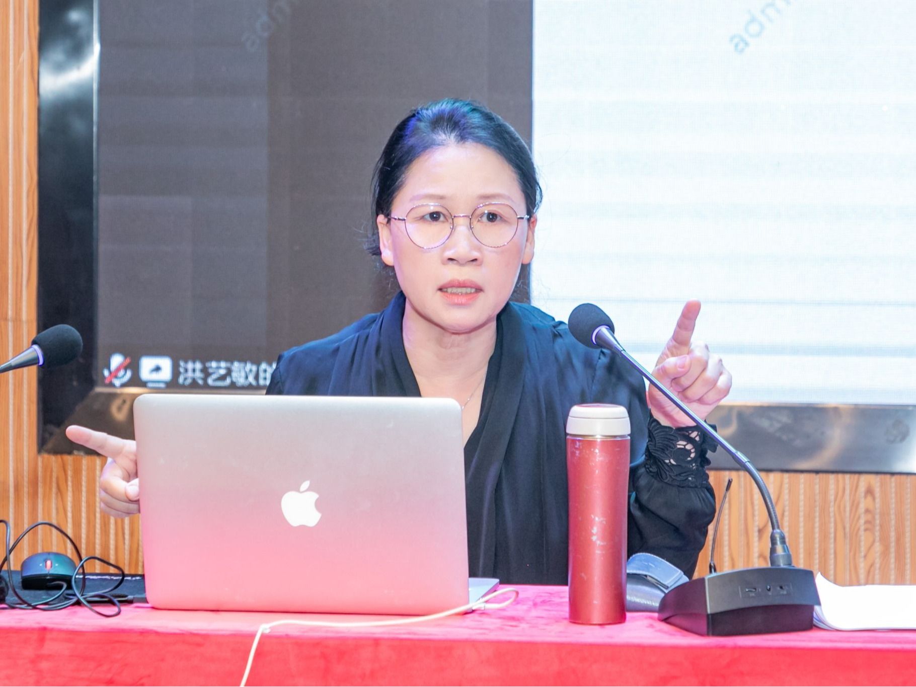 构建应用型人才培养体系——教育部评估专家洪艺敏教授走进beat365英国官方网站指导评建工作