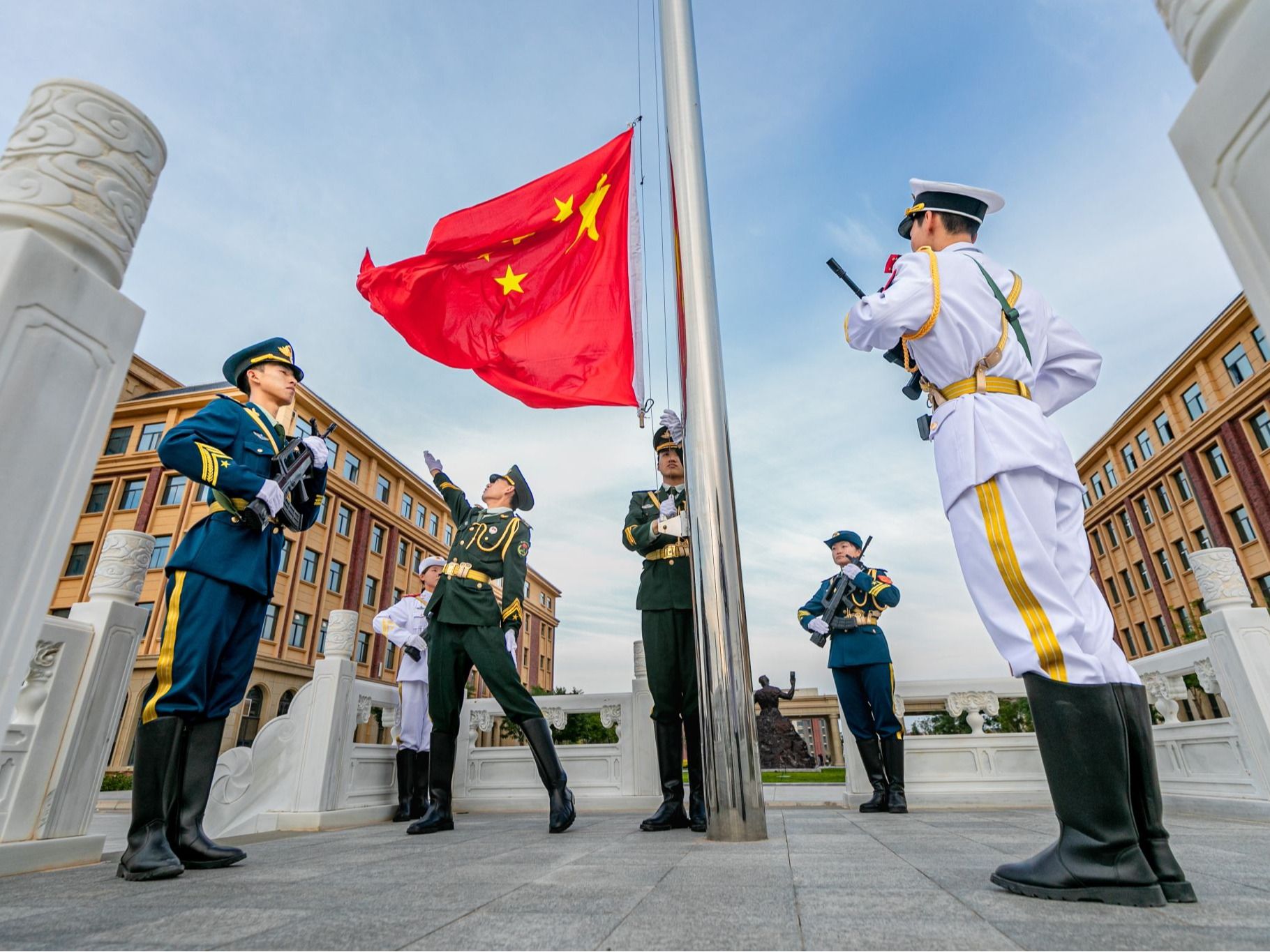 beat365英国官方网站举行庆“七一”升国旗仪式