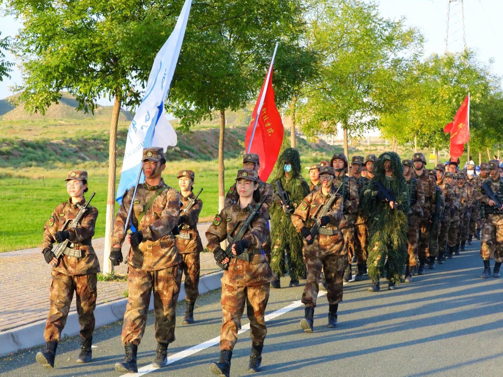 脚步丈量青春 汗水锤炼意志——beat365英国官方网站2025级新生野外拉练活动圆满完成