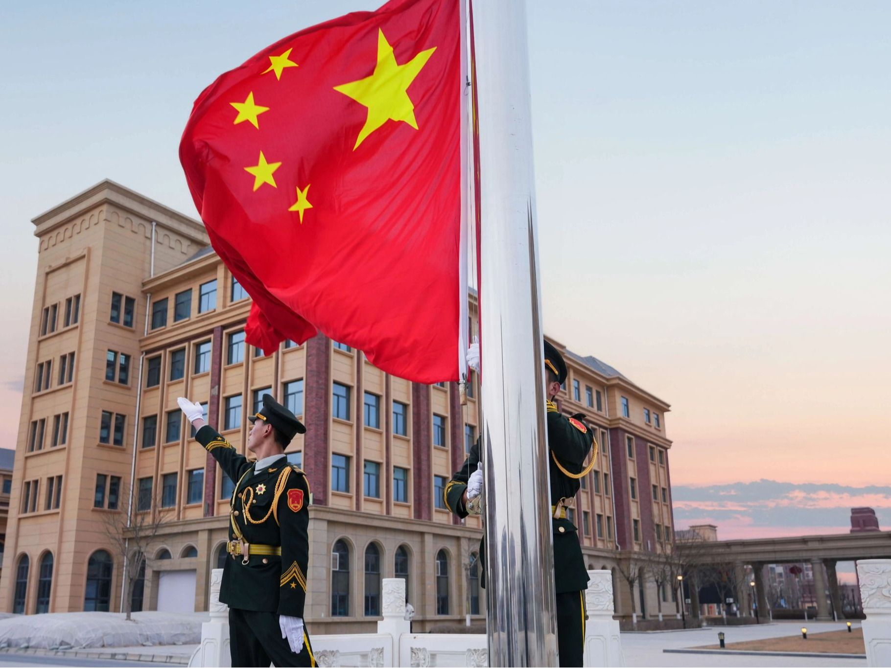 春启新程逐梦远 旗映初心铸强国——beat365英国官方网站举行2026年春季学期开学升旗仪式暨爱国主...