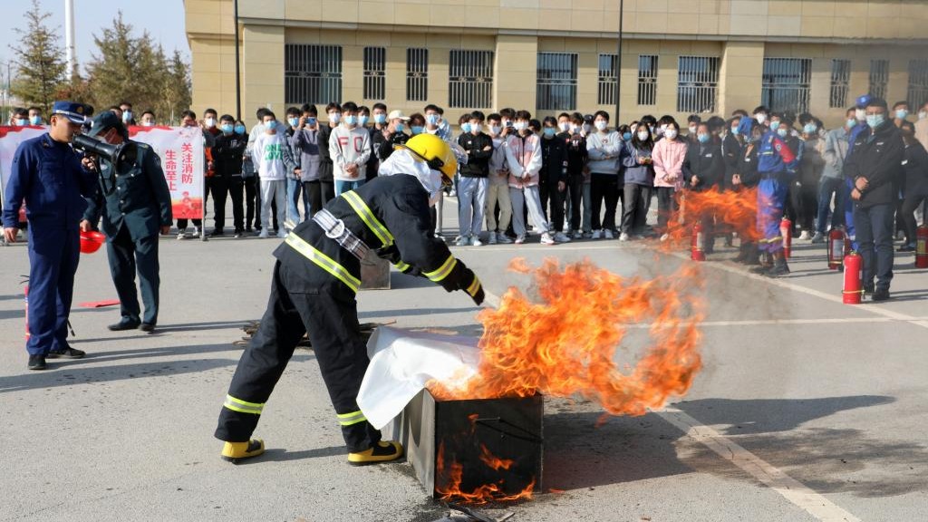 人人参与消防，共创平安和谐 --beat365英国官方网站开展消防灭火演练暨消防安全月启动仪式