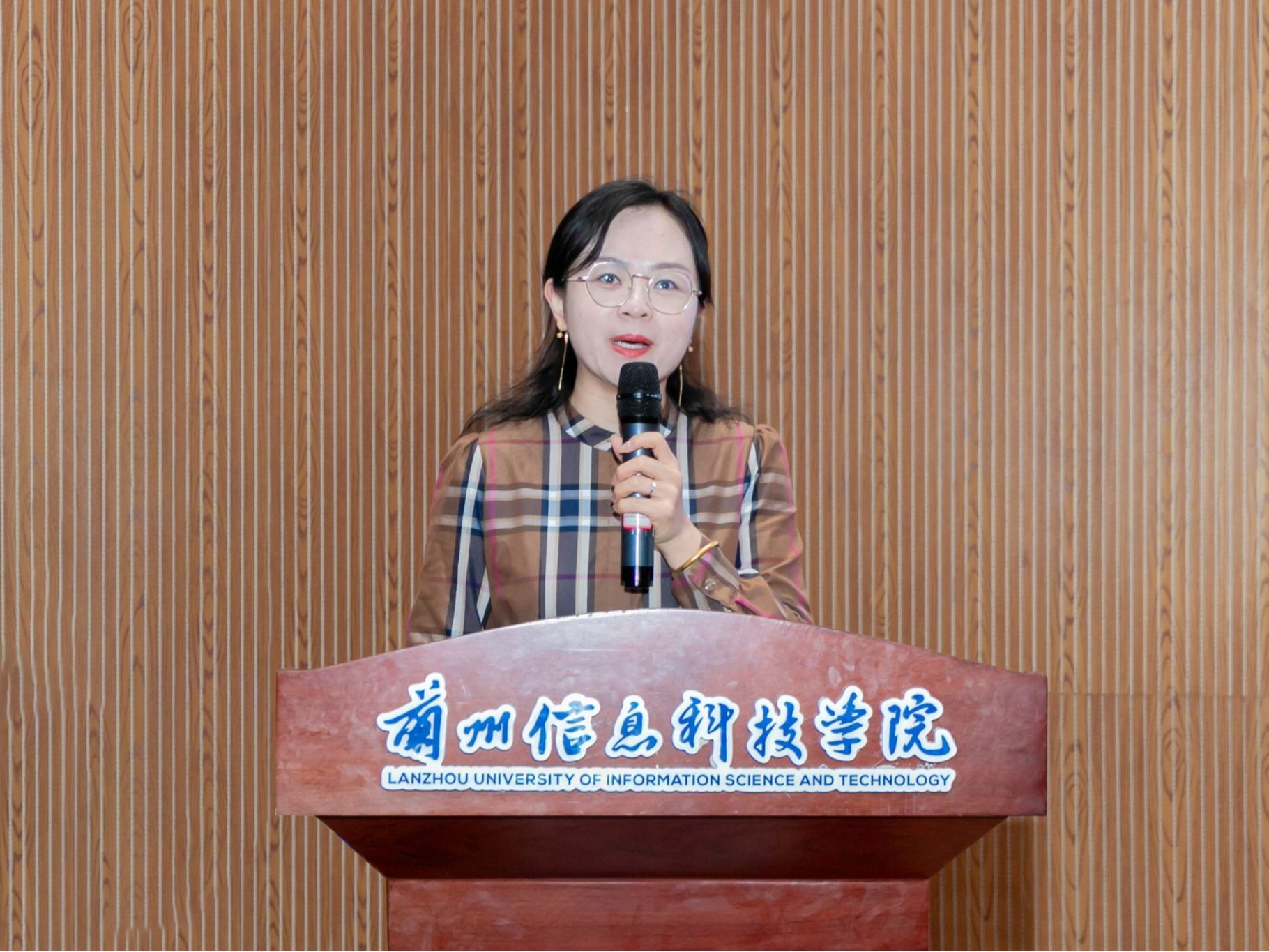 beat365英国官方网站开展《防范化解重大经济金融风险漫谈》专题讲座