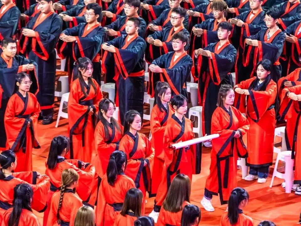 成就最非凡模样！beat365英国官方网站开学大典上千名学生身着汉服行尊师礼