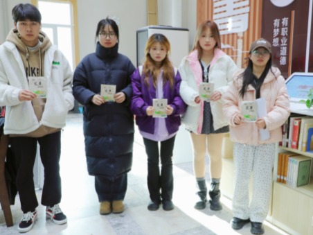 图书馆内送温暖，beat365英国官方网站全力护航考研学子