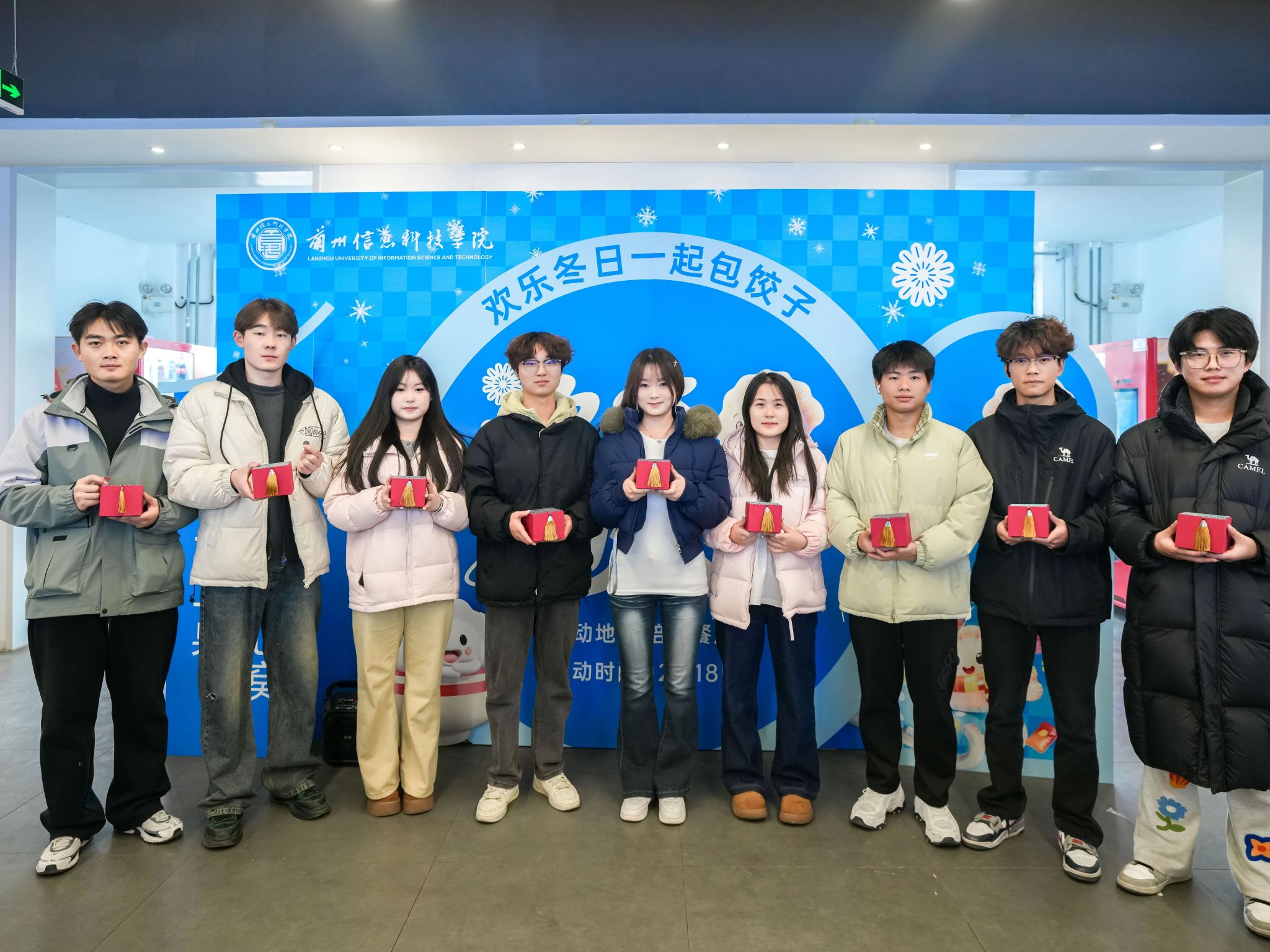 千人“饺”响曲，当校园烟火与家的味道撞个满怀