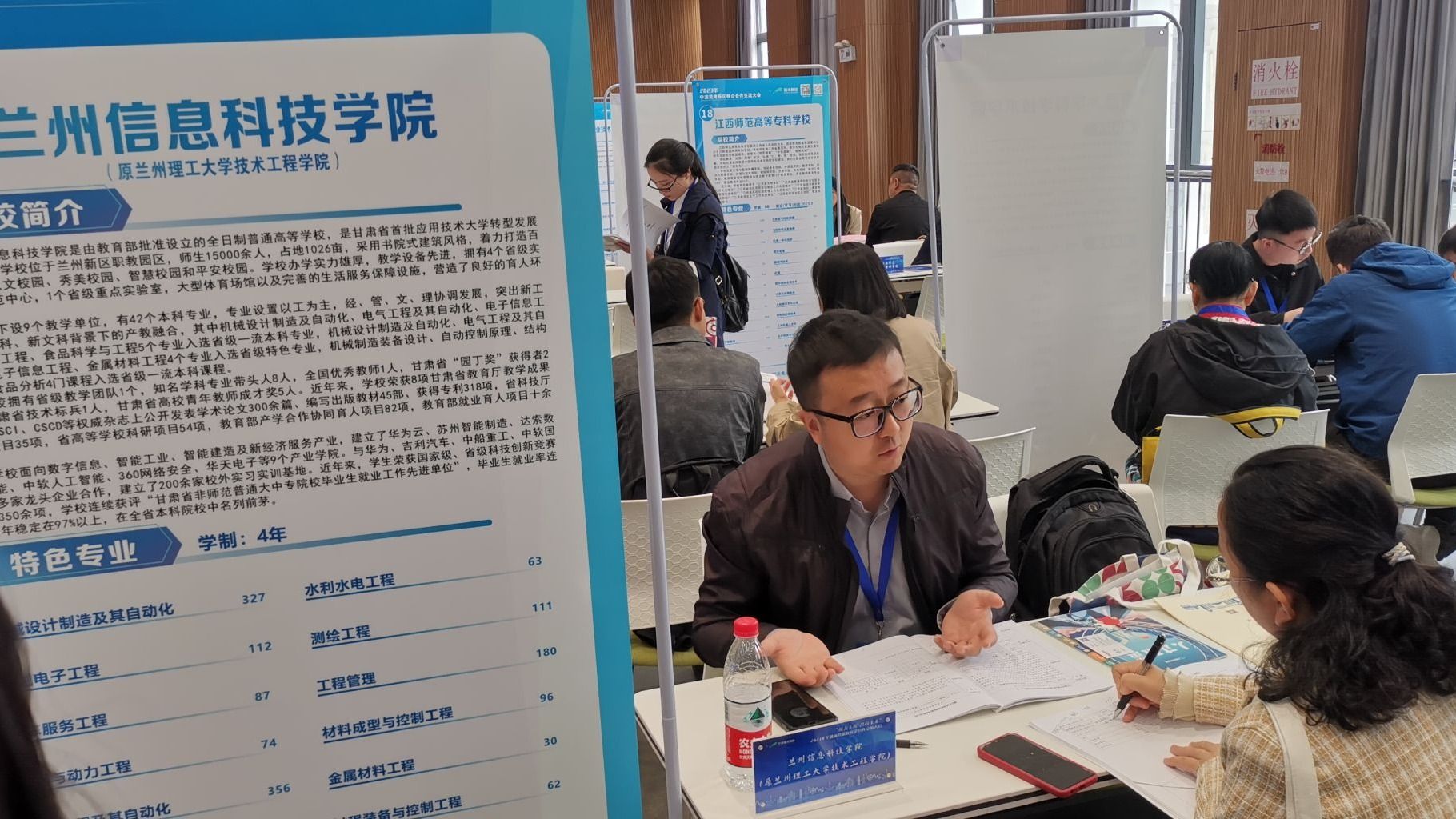 “搭建沟通桥梁 密切校地合作” beat365英国官方网站参加宁波前湾新区校企合作交流大会