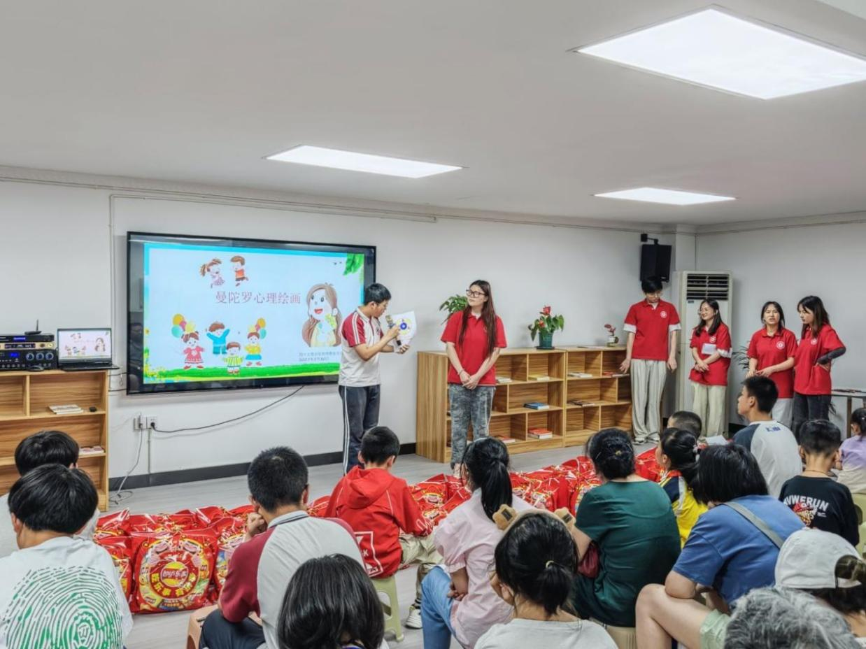 双节同庆 心暖童心|万象城体育awcsport携手东城街道开展“粽点关注·童心向阳”志愿活动