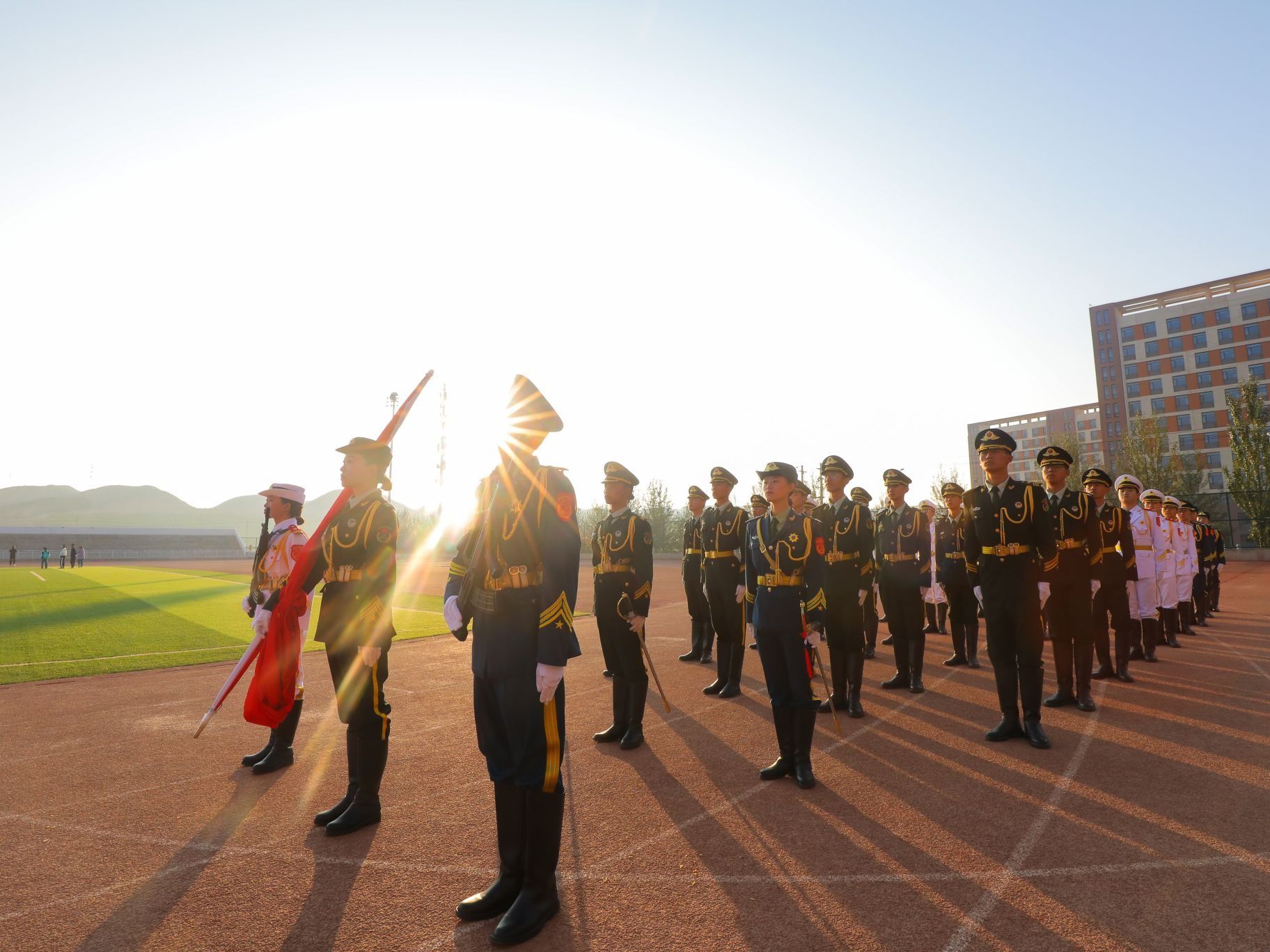 beat365英国官方网站举行2023秋季学期  第一次升国旗仪式暨开学第一课