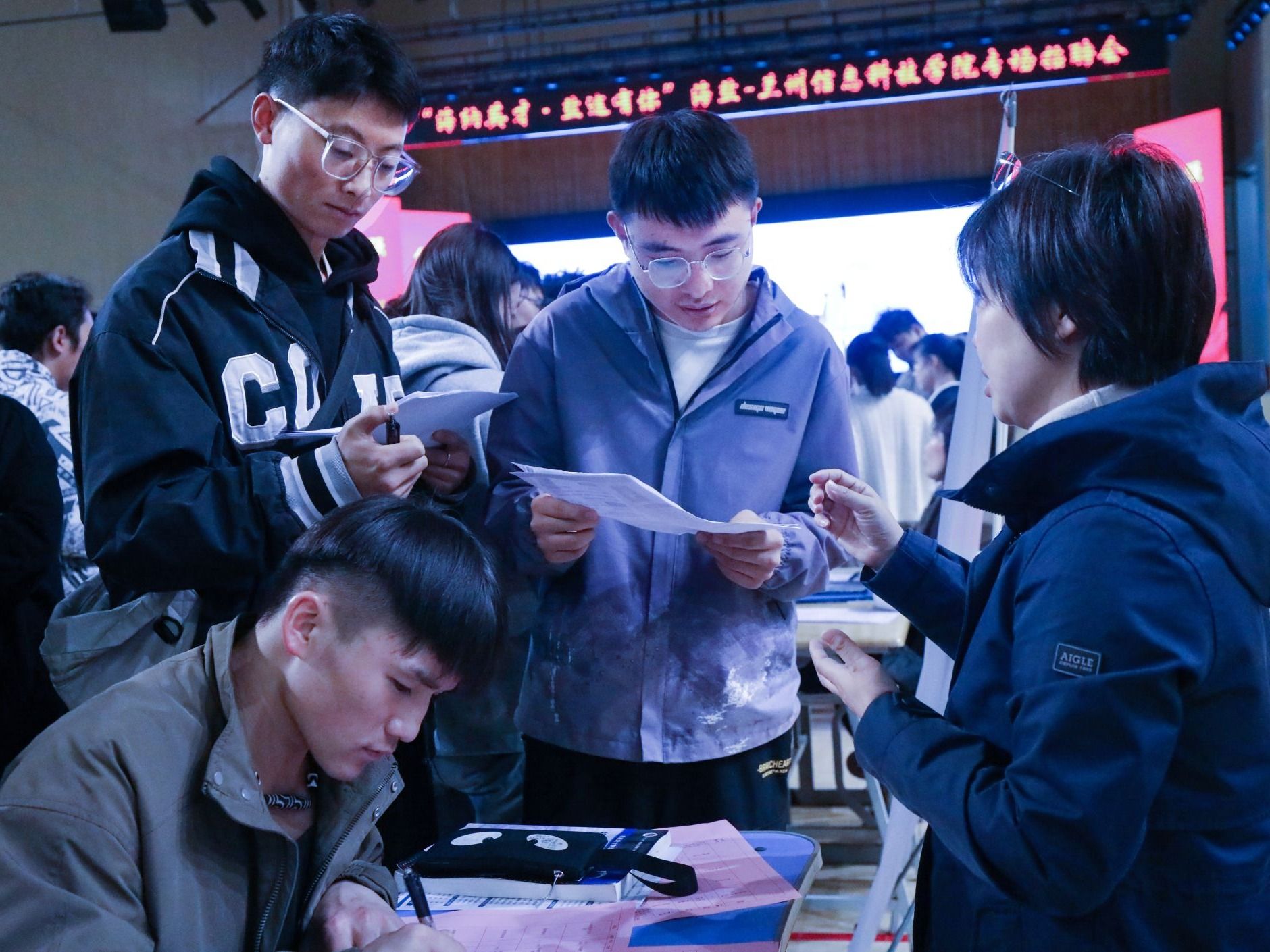 beat365英国官方网站举办“海纳英才·盐途有你”浙江海盐引才专场招聘会