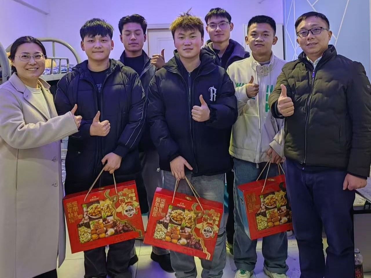 beat365英国官方网站走访慰问寒假勤工俭学学生