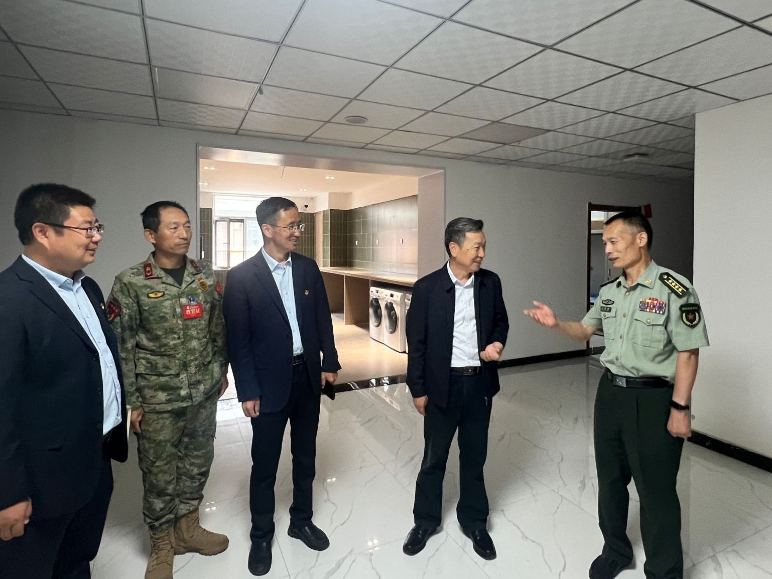 兰州市委常委、兰州警备区政委王传智深入beat365英国官方网站督导检查军训工作