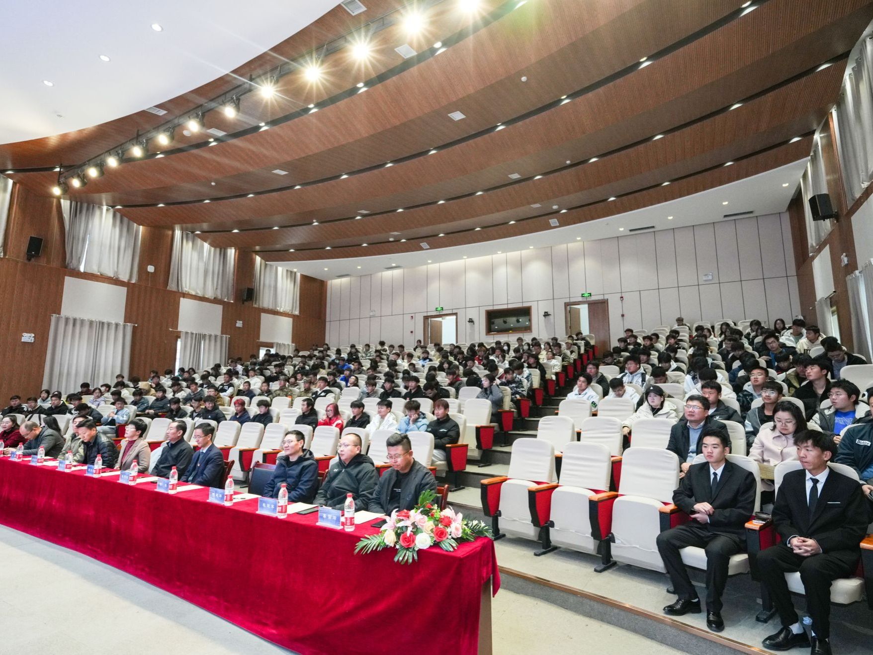 中科院首席科学家杨磊应邀为beat365英国官方网站师生作讲座