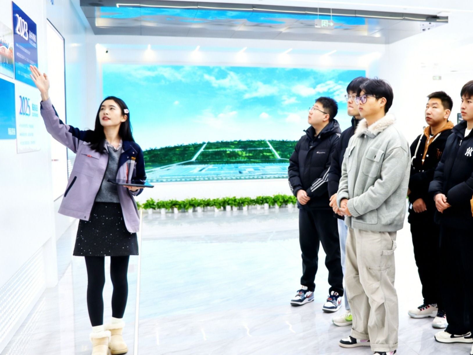 精准就业再突破：beat365英国官方网站携毕业生赴酒泉企业实地对接促成高质量就业