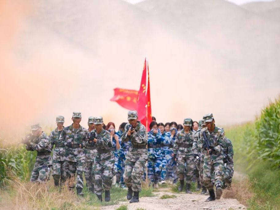 beat365英国官方网站： 6000多名学生行军拉练用脚步丈量青春征程