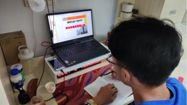 疫情不挡耕耘路，用心浇灌“第一课”