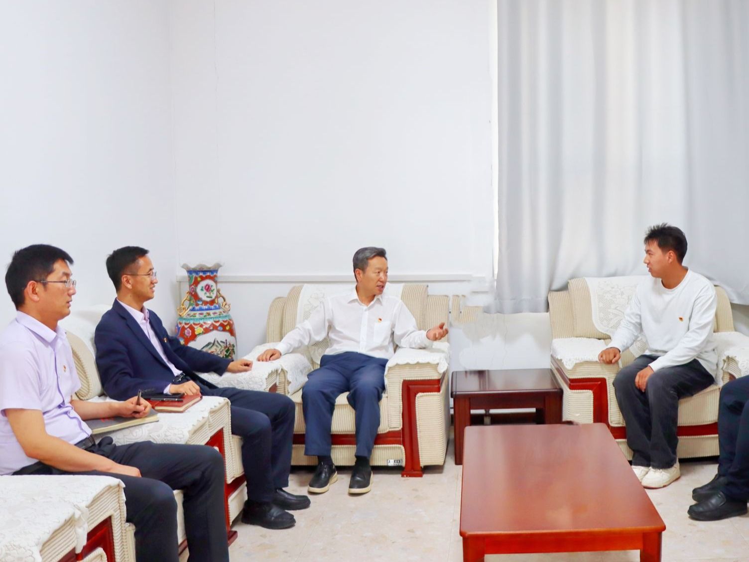 beat365英国官方网站党委书记与省人大代表学生深入交谈，共话育人与履职