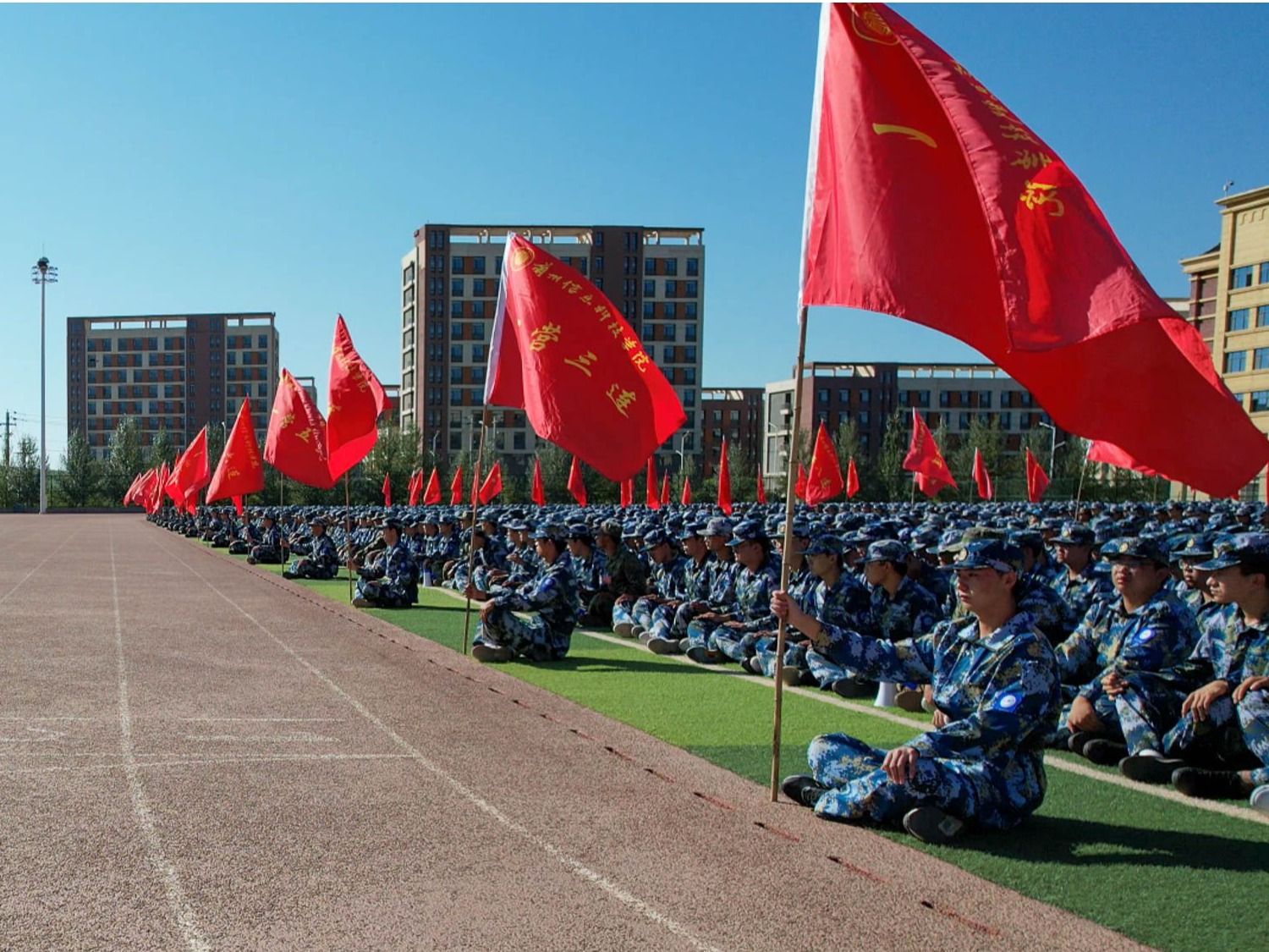 践行强国志，砥砺正当时  —beat365英国官方网站举行国防教育专题报告会